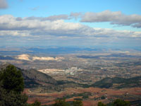 Cehegín y la Sierra de la Puerta al fondo, desde la Hoya de Don Gil. Pincha para bajártela en grande.